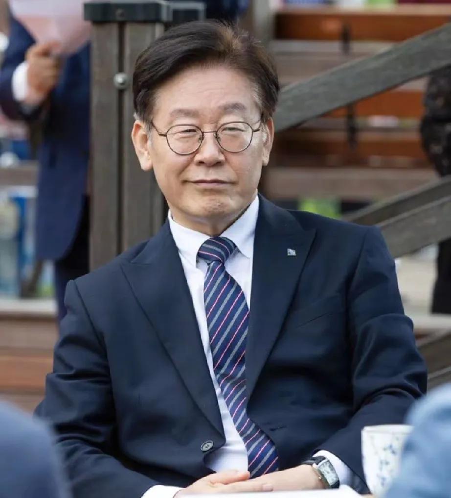 韩国下任总统确定了？
就在刚刚，韩国JTBC电视台突然发出一则新闻，称李在明以绝