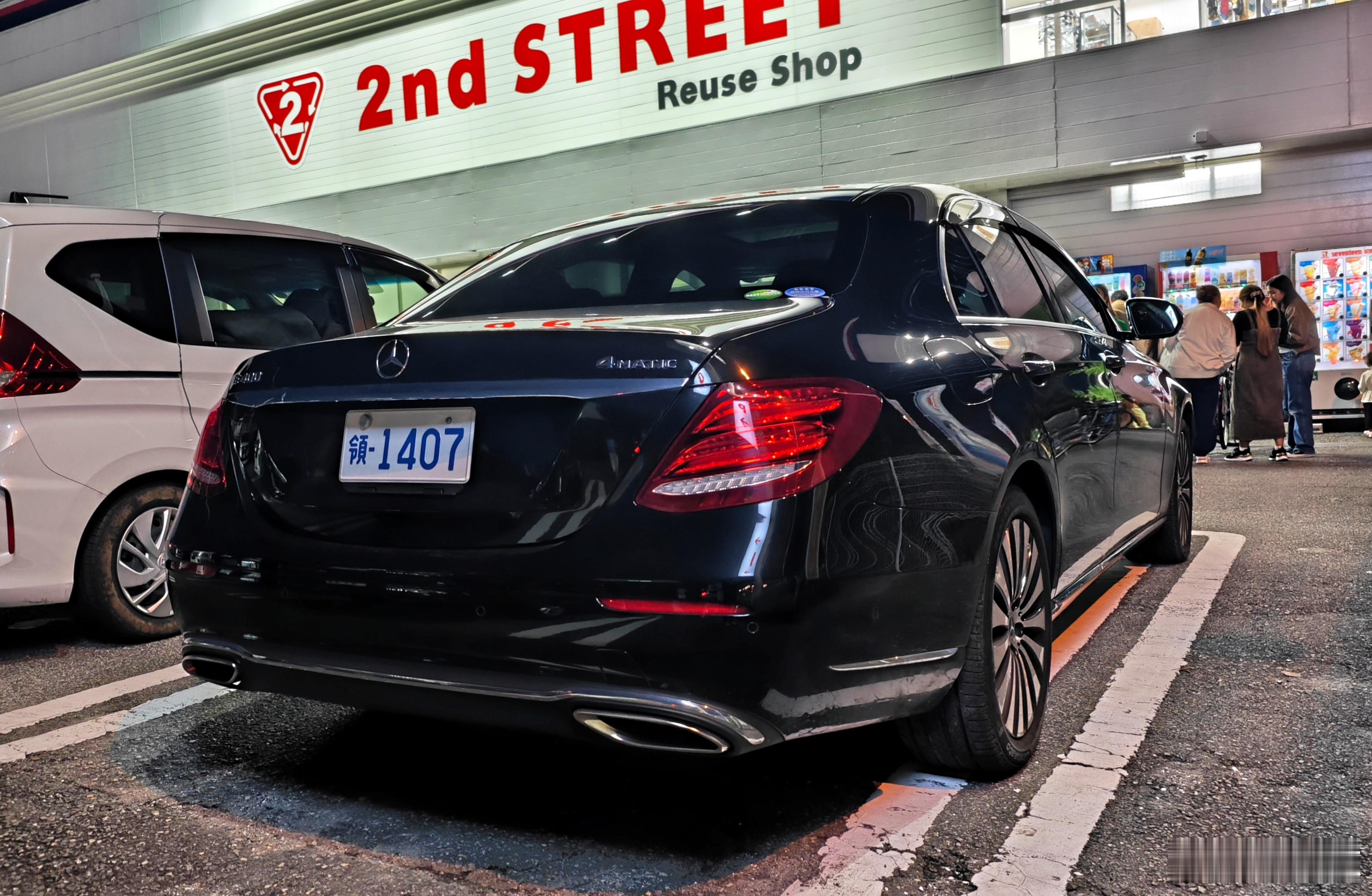 #型车街拍# 偶遇领馆奔驰E400 4MATIC（W213）。这种车牌俗称“青ナ