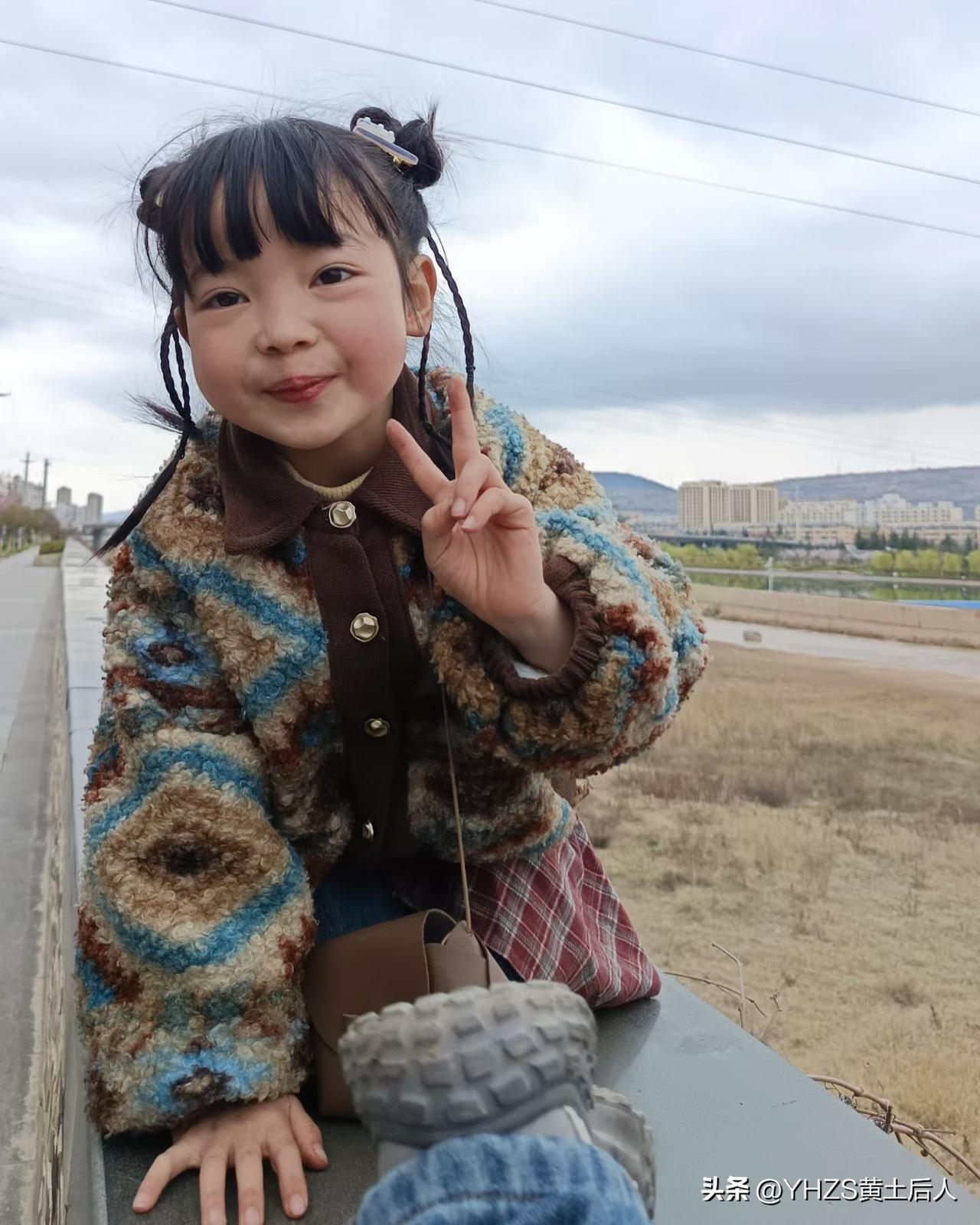 清晨早起，沐浴着阳光，轻装上阵，走在踏青的路上，沿途的美景美不胜收，小鸟的叫声，