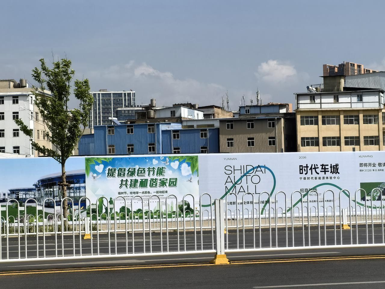 巫家坝和美路上，金茂广场与巫家坝实验小学对面这一片正在建一个时代车城，赶上时代，