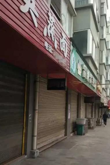 今年春节前夕，城市中弥漫着一种非同寻常的宁静，其背后隐藏着一股微妙而独特的年味。