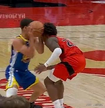 NBA裁判报告自己认错：库里最后一攻，根本没犯规。
报告显示，库里和猛龙球员的接
