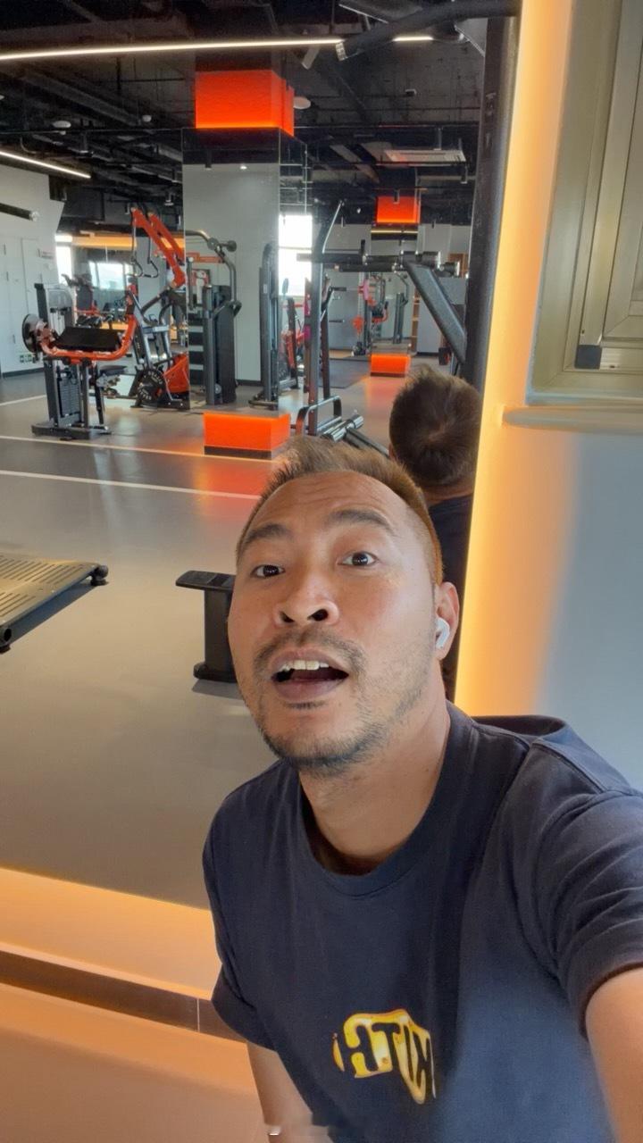 走进健身房两个小时，打了一个半小时电话！各种回复信息，这次真是拍个照就可以走了！