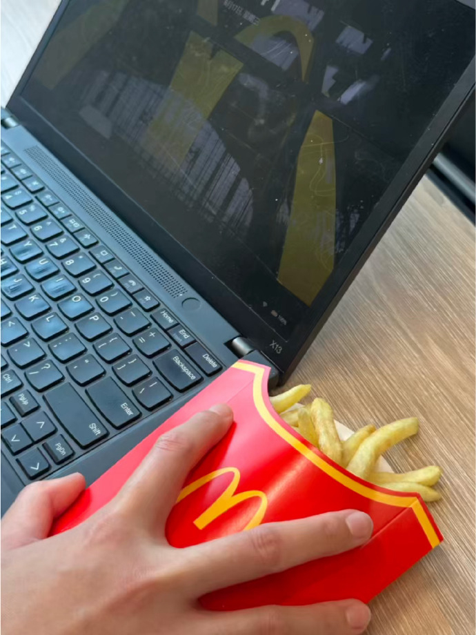 联麦鼠标夯爆了  薯条造型的【薯标鼠标】世界杯期间，联想为麦当劳打造的限定再生鼠