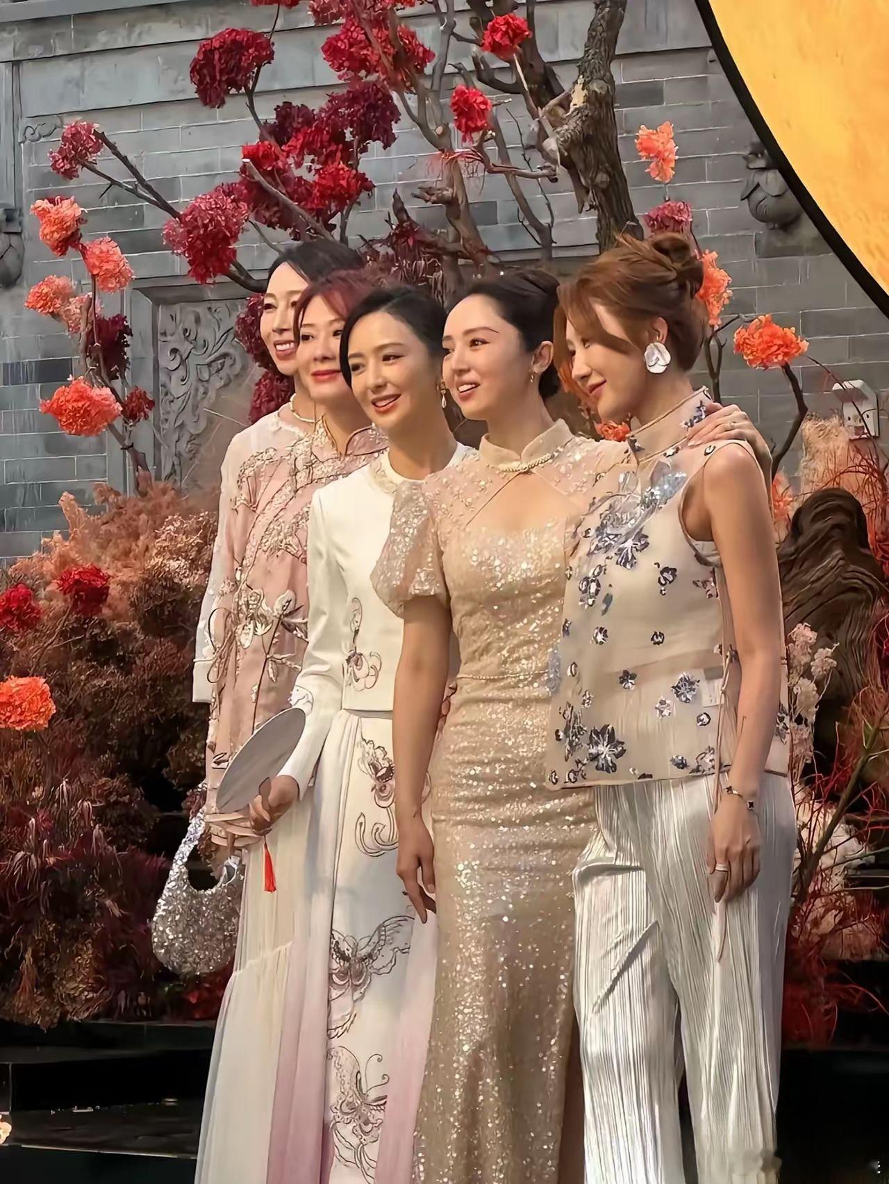 离婚的佟丽娅居然也可以当伴娘？董璇是真闺蜜啊！不过董璇自己也是二婚，可能也看淡了