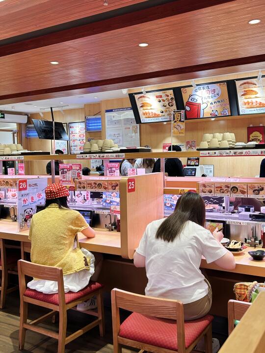 工作日都这么多人的店不多见。。还好位置够多