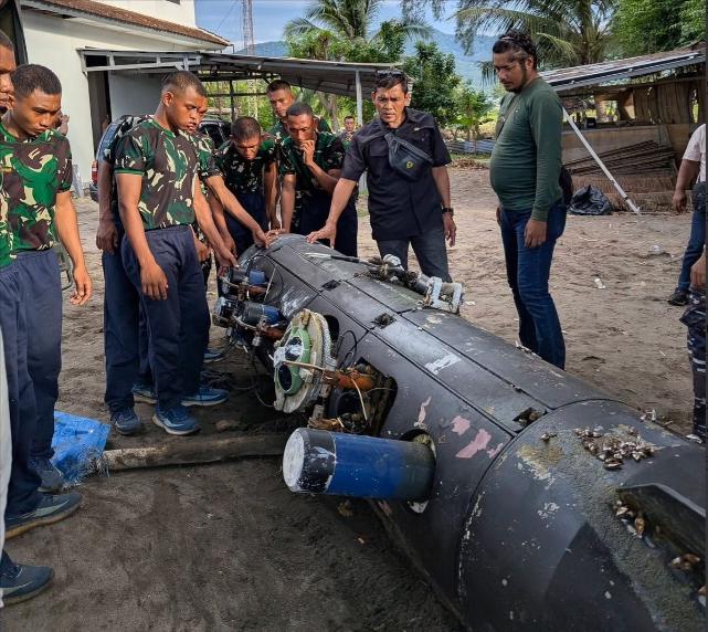 印尼媒体报道称，该国渔民在龙目海峡附近打捞了一个无人水下潜航器，上面印有中船重工