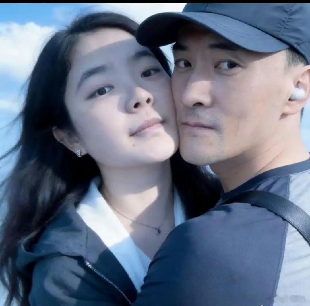 何洁前夫赫子铭与老婆贴脸照赫子铭与老婆贴脸照赫子铭晒出和现任妻子贴脸合照，二人依