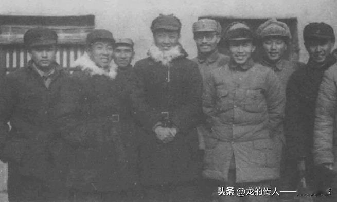 1946年11月国民党飞行员刘善本等驾机起义，受到渤海区党政军领导接见。左起四为