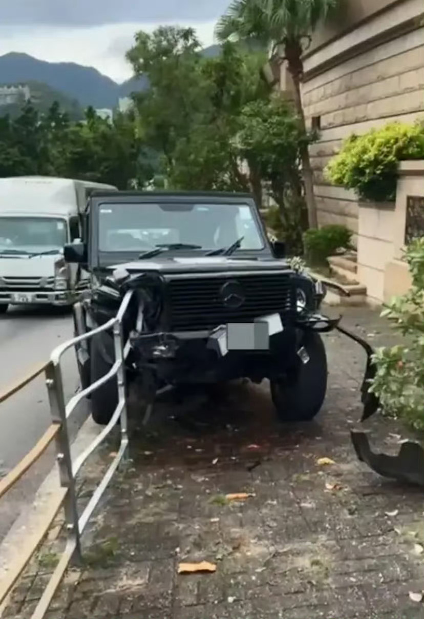 陈导为了躲避小🐶，大G直接撞到路边栏杆了，车子损失挺大，还好人没事～ 