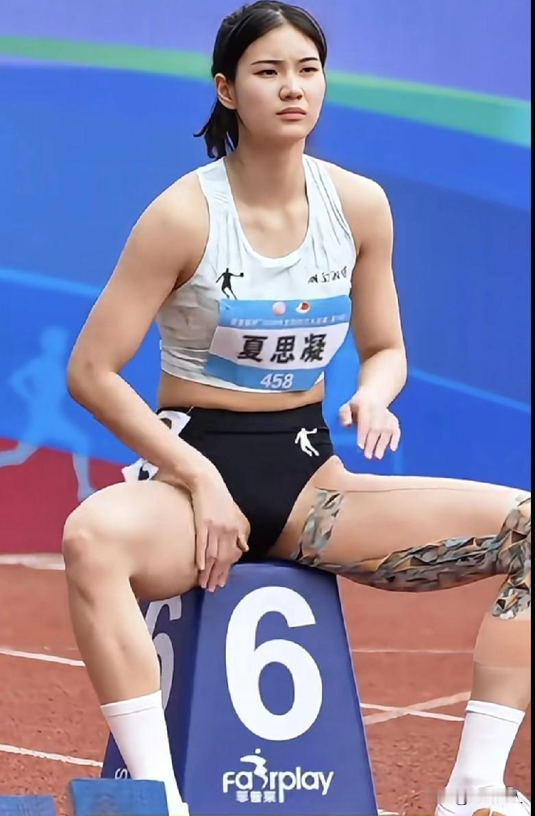 吴艳妮。
不仅成绩骄人，容貌与气质也是出类拔萃。
她带来胜利，带来喜悦，同时也把