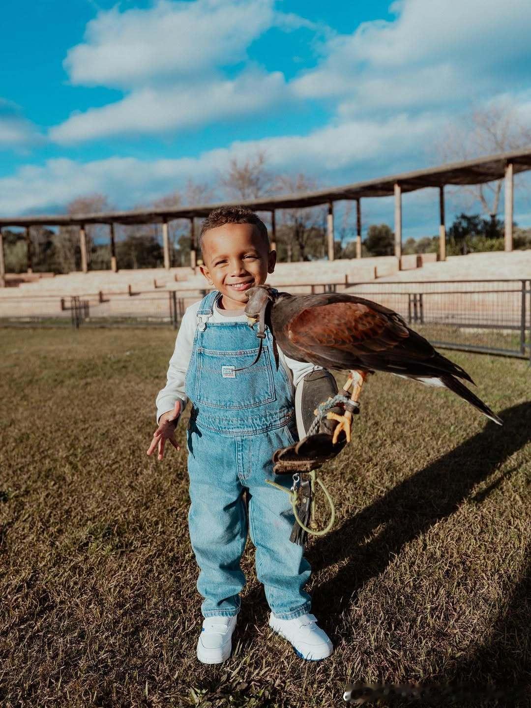 罗德里戈带着Ravy和Rayan去了野生动物园罗德里戈