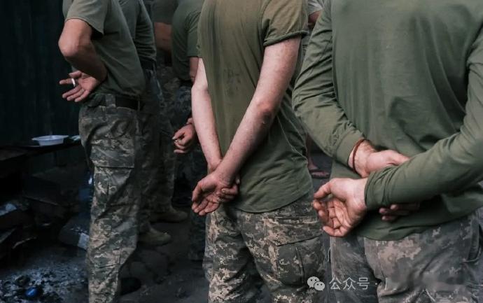 欧安组织特别指出，俄罗斯政府拒绝根据国际法给予乌克兰被俘人员战俘身份，而是将其归