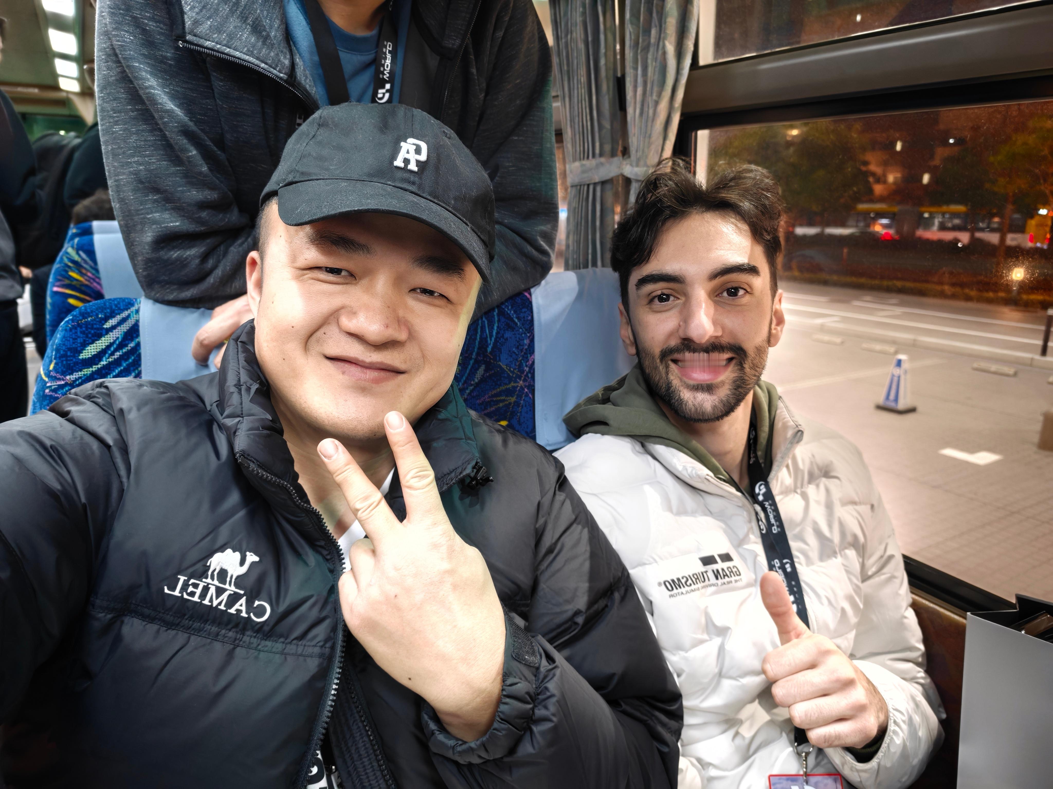 还记得这个小哥么？今天GT7全球总决赛结束，我上了大巴，同行的西班牙解说跟我说，