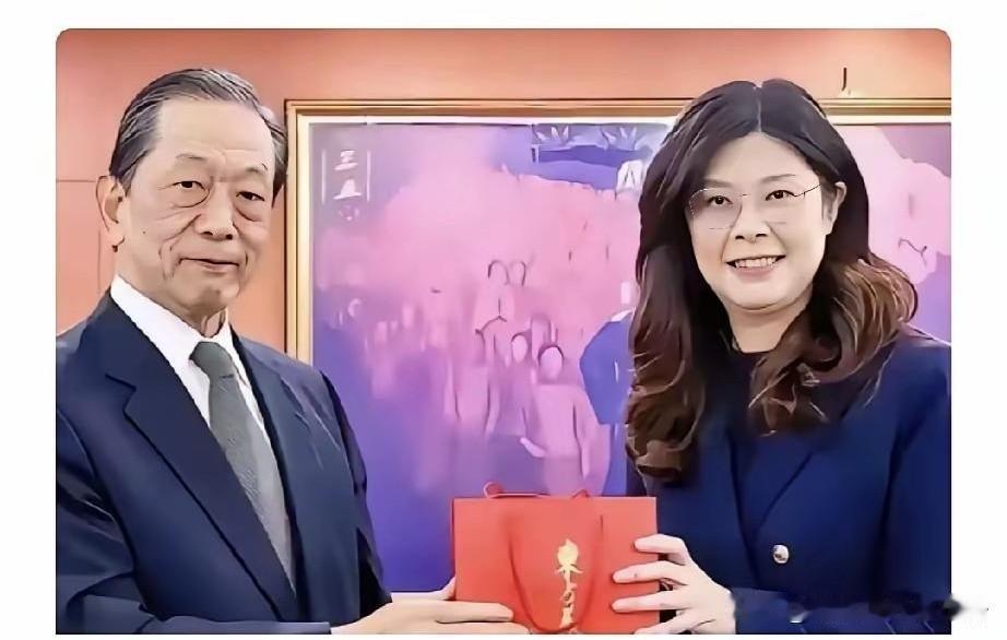 日本在7月31日这天，
恢复了“特高课”，
还举行仪式感谢郑丽文给熊本捐款。
湾