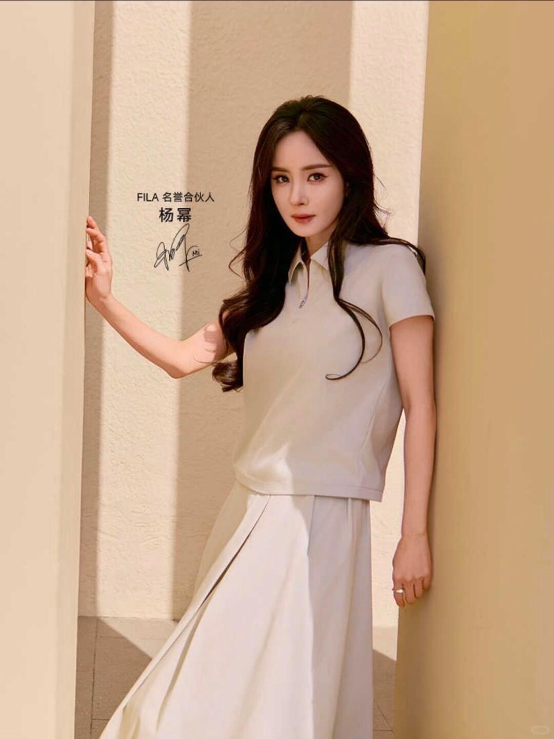 杨幂杨幂fila名誉合伙人 又捡到一张新的幂FILA WHITE系列的褶裙～ 