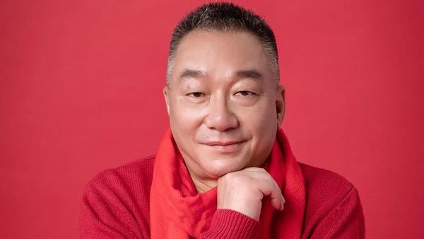 乔任梁父亲因食用大量大闸蟹后出现食物中毒症状，目前已入院治疗。

乔父共吃了10