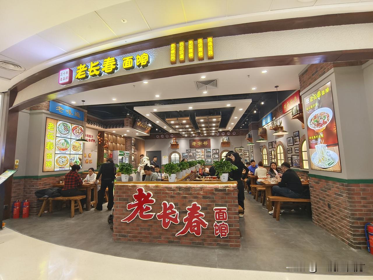 今天开业的长春万达茂商场里琳琅满目的美食，据说一些还是长春首店。