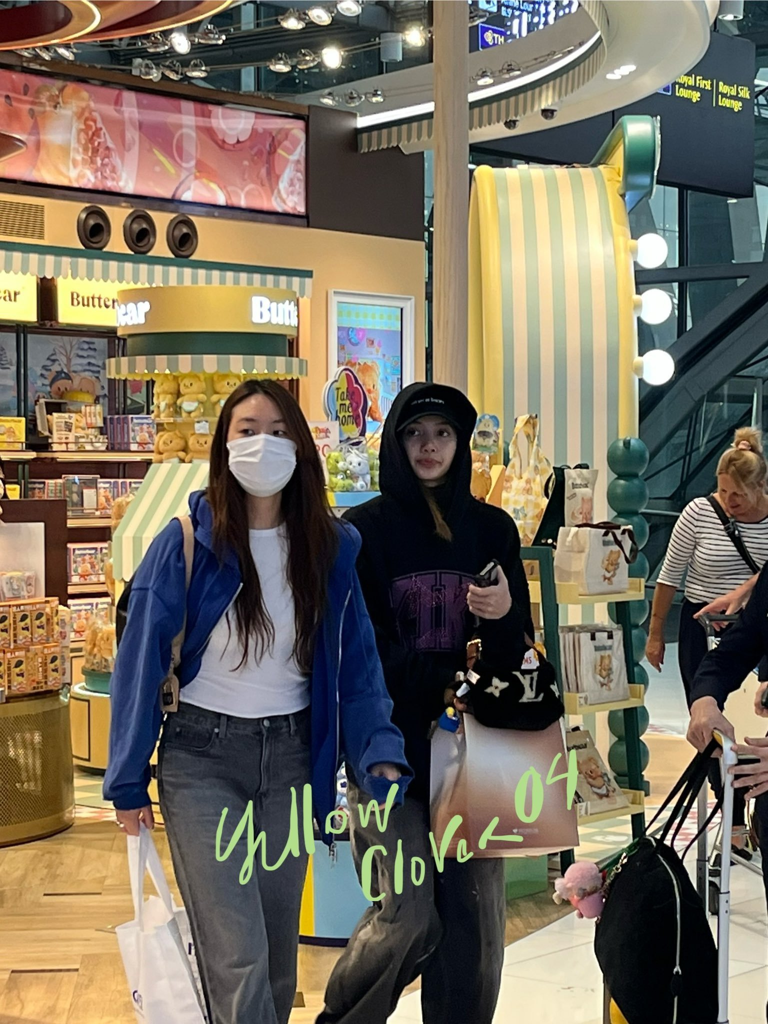 lisa 🔥lisa亚女一 ❤️ 博主去年偶遇Lisa的一张照片【真是大眼萌妹