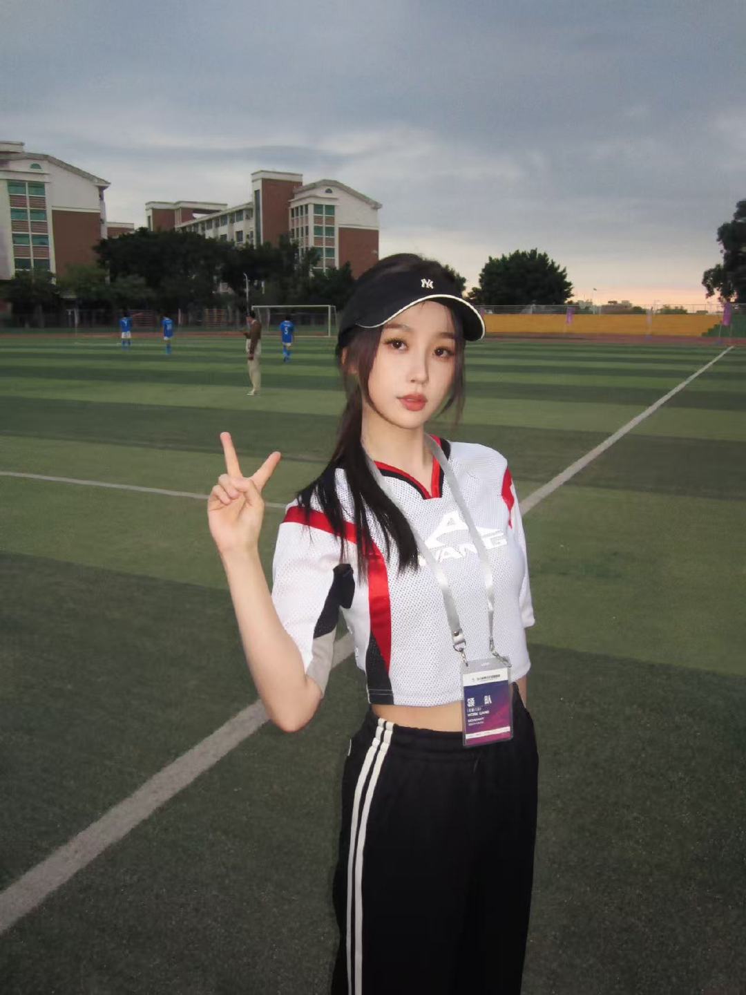 虞书欣棒球帽球衣造型虞书欣棒球帽运动装造型 林晚星来咯虞书欣