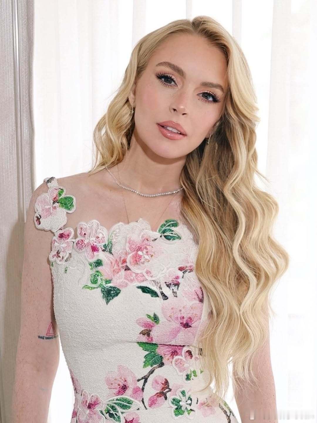 lindsay lohan林赛罗韩分享为新片《辣妈辣妹2》宣传的第二套造型，花仙