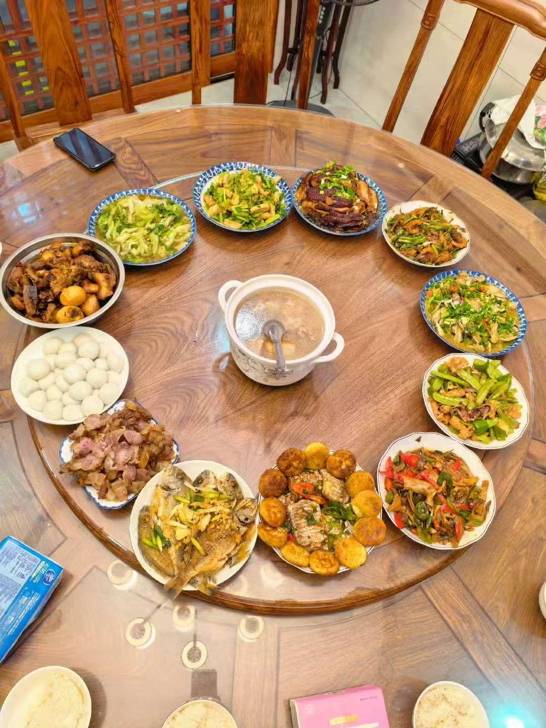 值此元宵佳节，我和富贵祝各位同志和朋友：节日快乐，阖家安康。