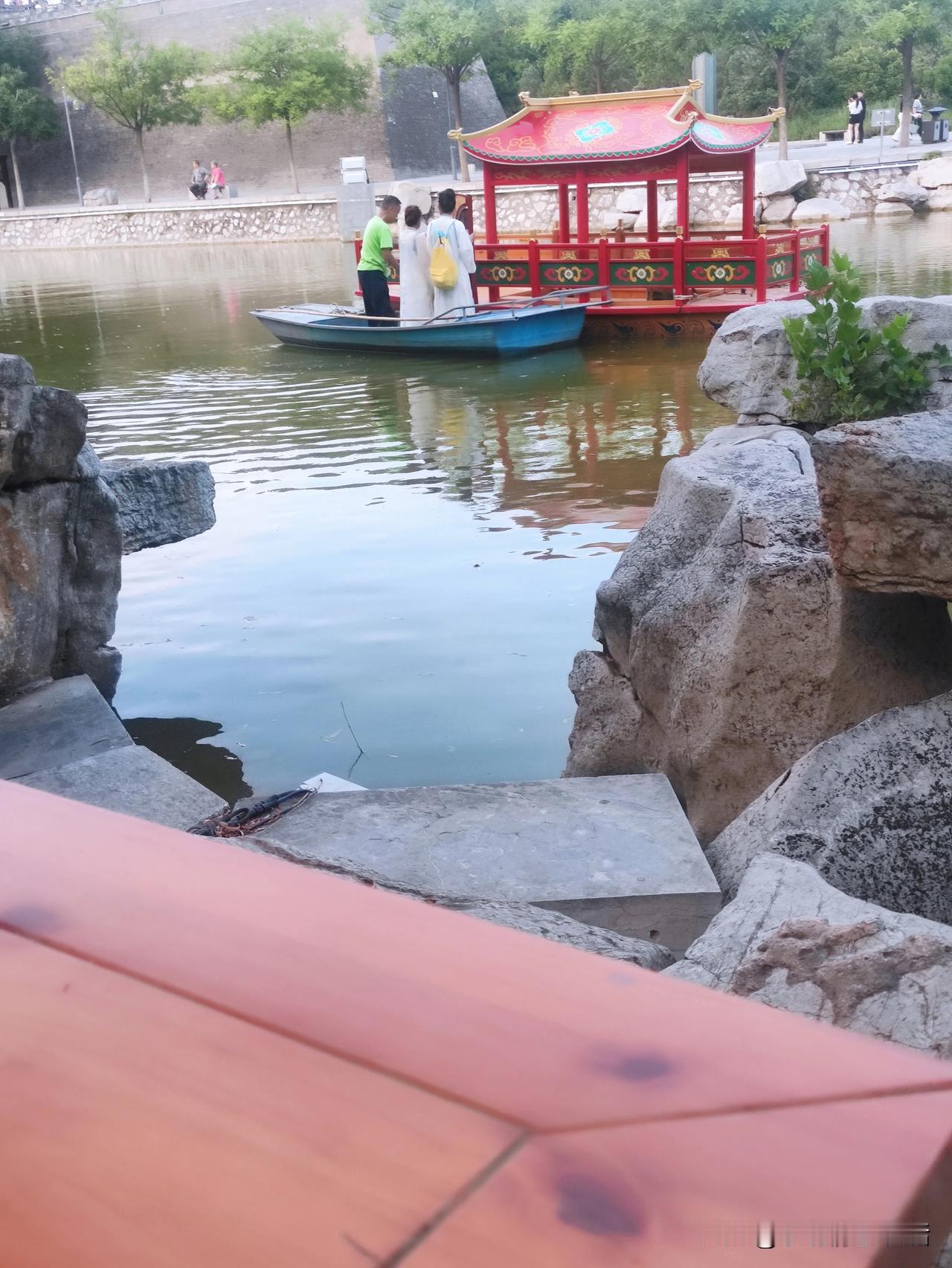 古风小船游湖，人间仙境在眼前泛舟湖边 水乡泛舟照