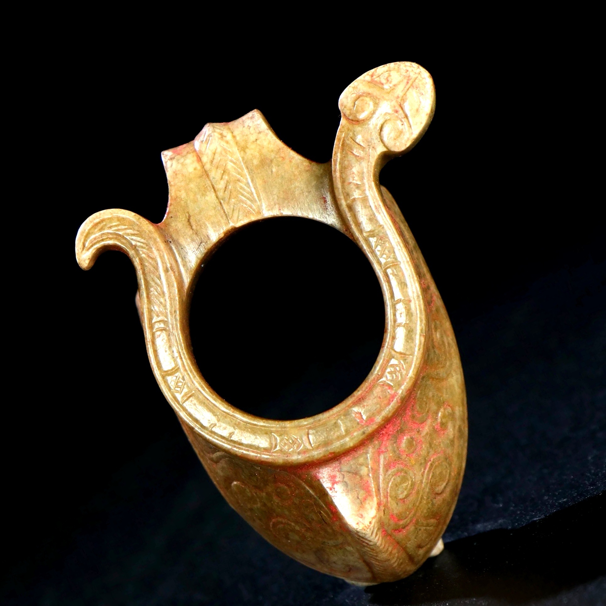 随想杂感 当下高古玉，确有价格走高的迹象，为防止拍场，有假货仿品的出现，国家也制