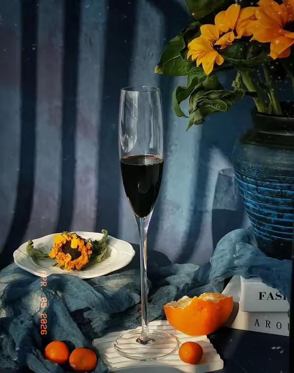 现在不少退休阿姨，慢慢就“消失”在人群里了。不扎堆跳舞，不常发朋友圈，也很少参加