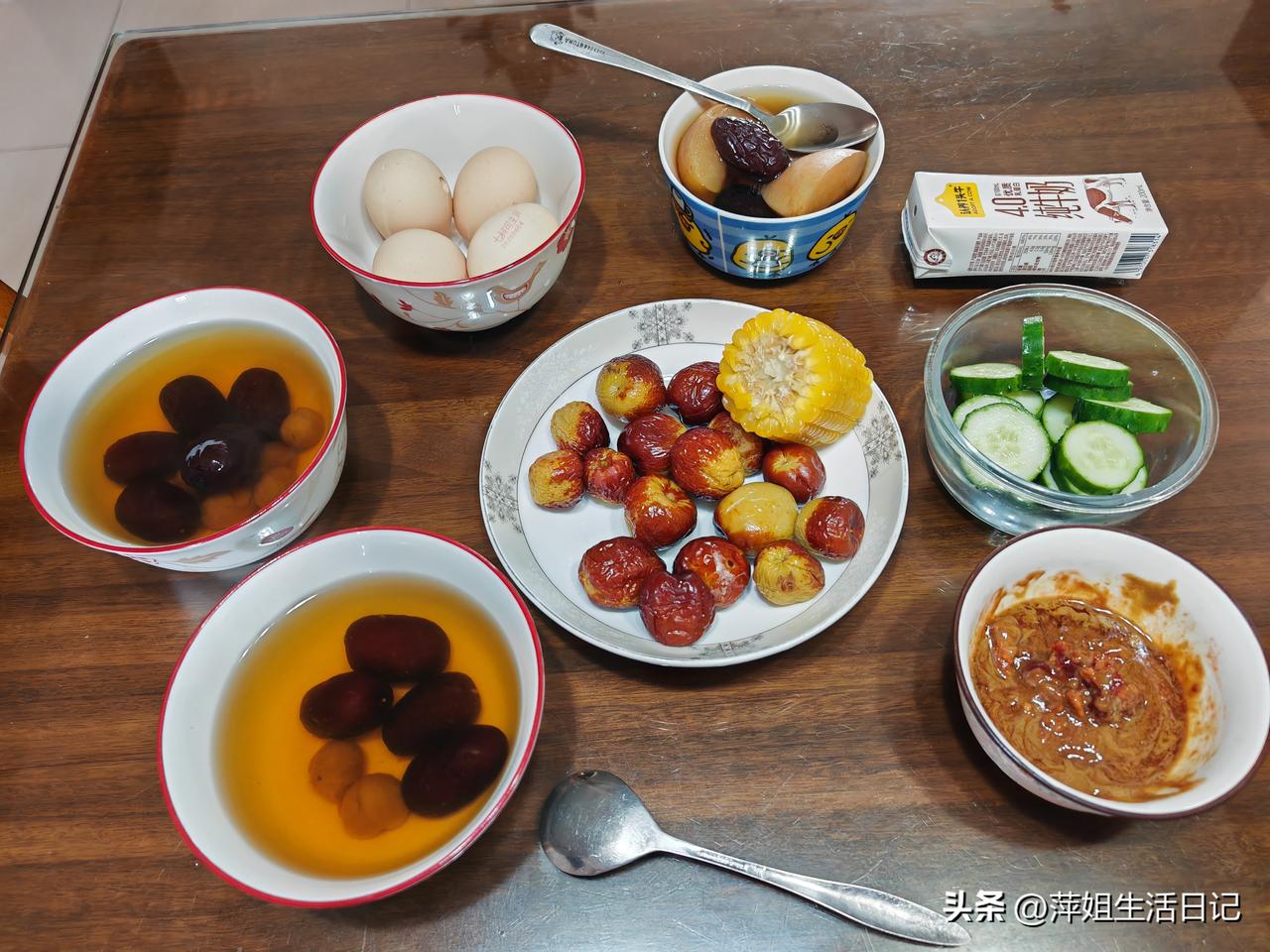 早餐吃什么？
七点半我和孙子都睡醒了，去厨房看了一眼，预约的红枣桂圆苹果汤好了，