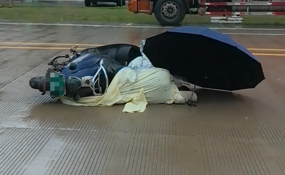 【玉林某白女子穿雨衣骑电车被卷进车轮摔倒】6月15日，玉林市某白一名女子穿长雨衣