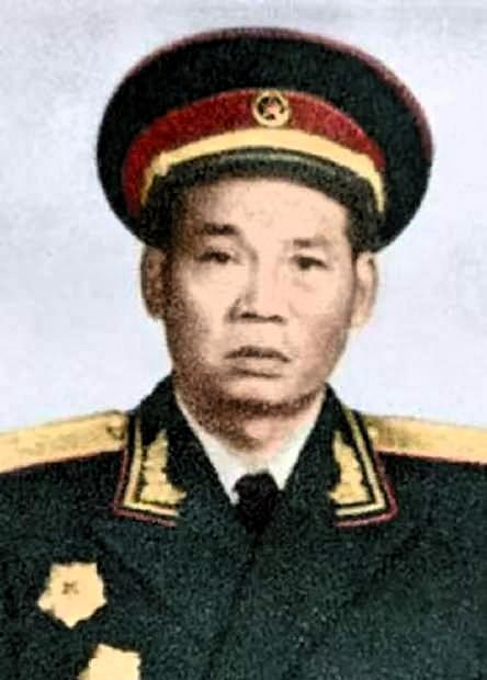 1937年，两个马家军骑兵拦住了一个失散的西路军战士，搜身后准备将他活埋，这时，