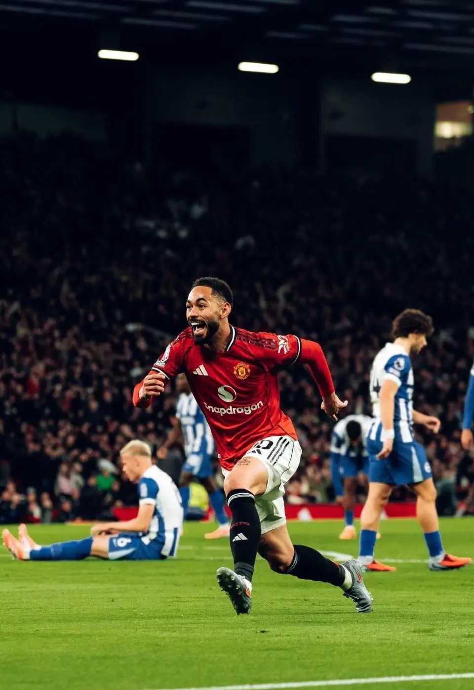 英超：曼联4-2布莱顿3连胜！库尼亚首球姆伯莫双响，胖虎传射建功
北京时间10月