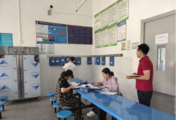 600万被学校“吃”掉了！

孩子碗里的肉，被账本偷走了。

黔西南州审计局这次