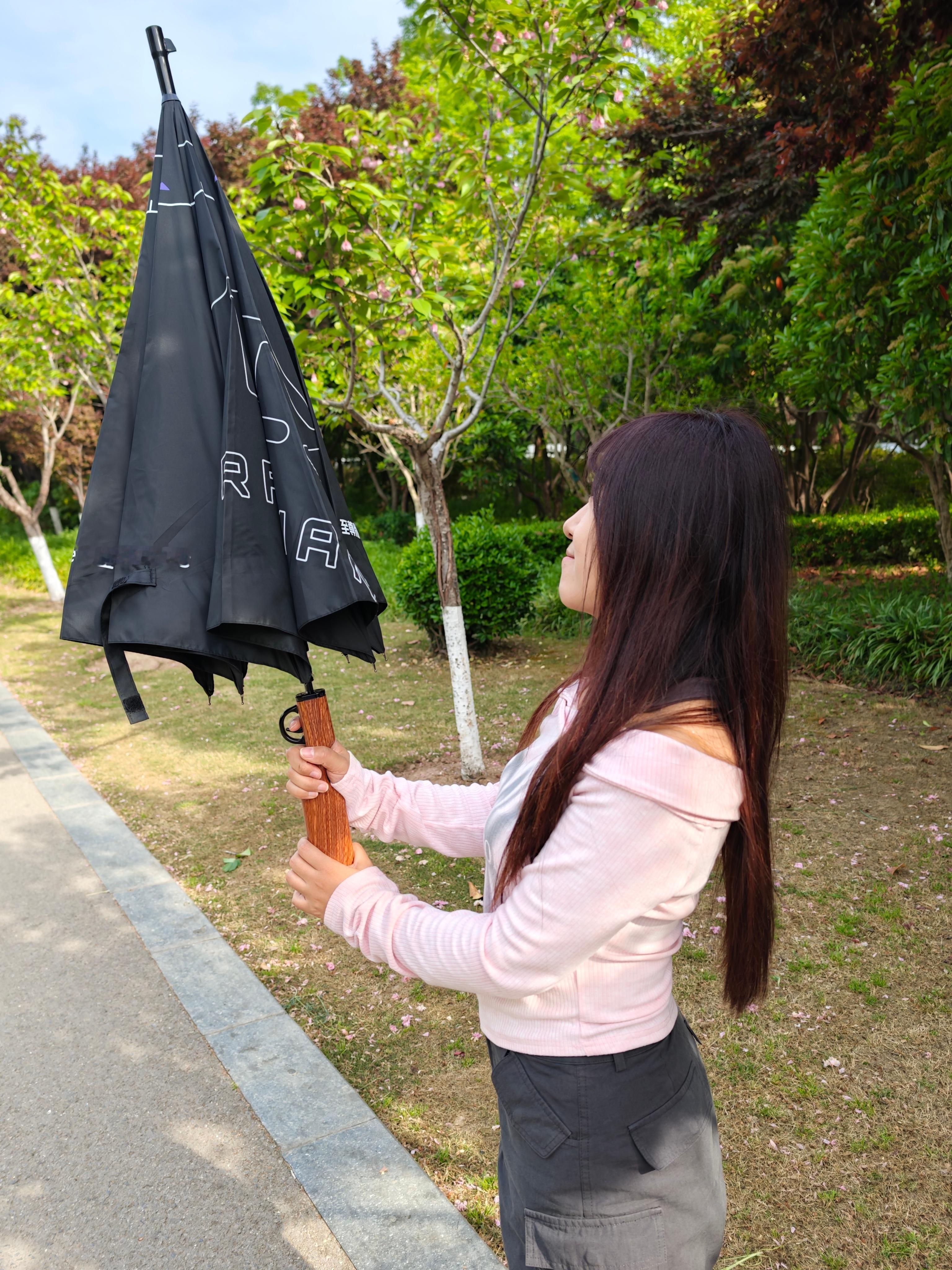 收到一加 Ace 6 至尊版的邀请函，是一把枪型手柄的雨伞，猜测有两个暗示：1、