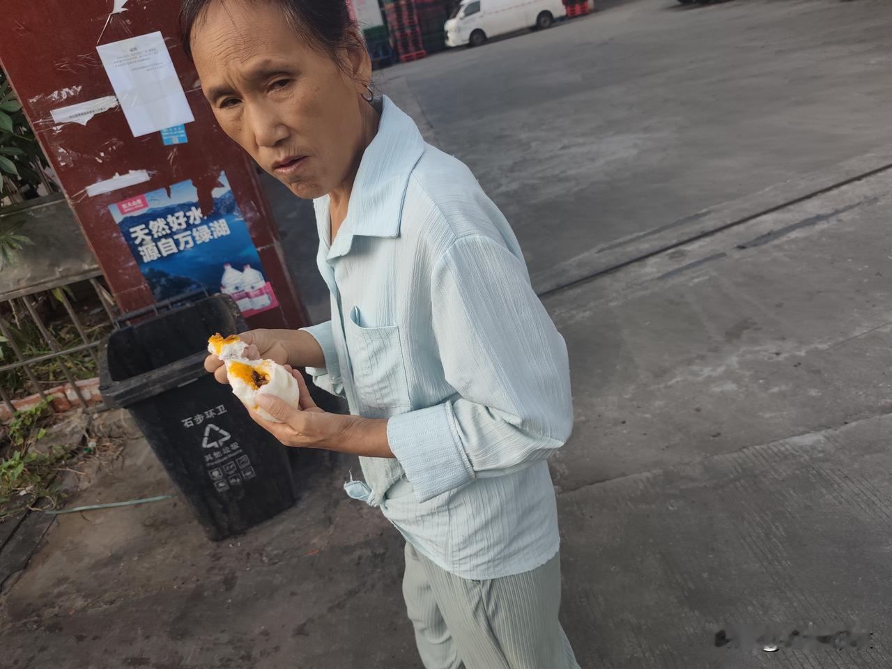 夏日生活打卡季这粉条包太小了，一顿得吃两个。
