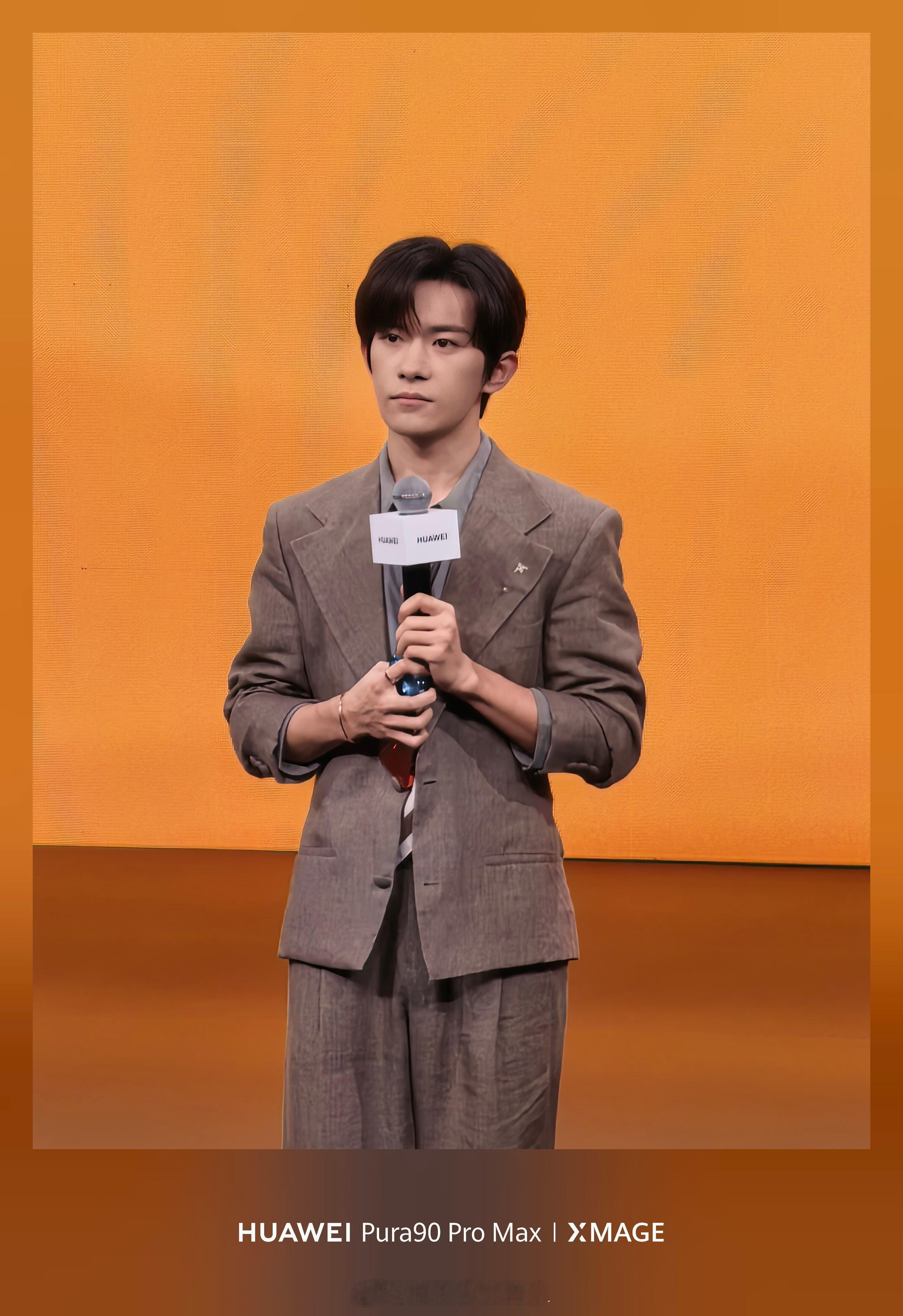 易烊千玺现身华为Pura90发布会哇塞！易烊千玺和华为又合体啦，适配度💯 好帅