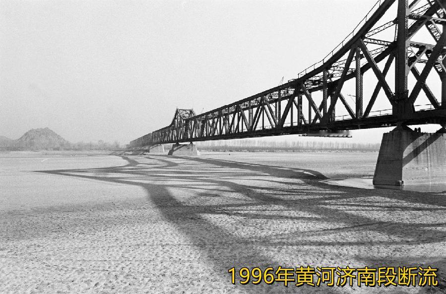 清明节去济南黄河边走了走，黄河水量虽比夏天少了不少，但气势依旧不减。
济南泺口黄