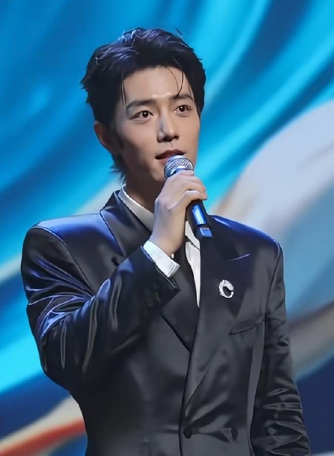 一曲轻快旋律萦绕耳畔：“请把我的歌带回你的家，请把你的微笑留下……”
本届白玉兰