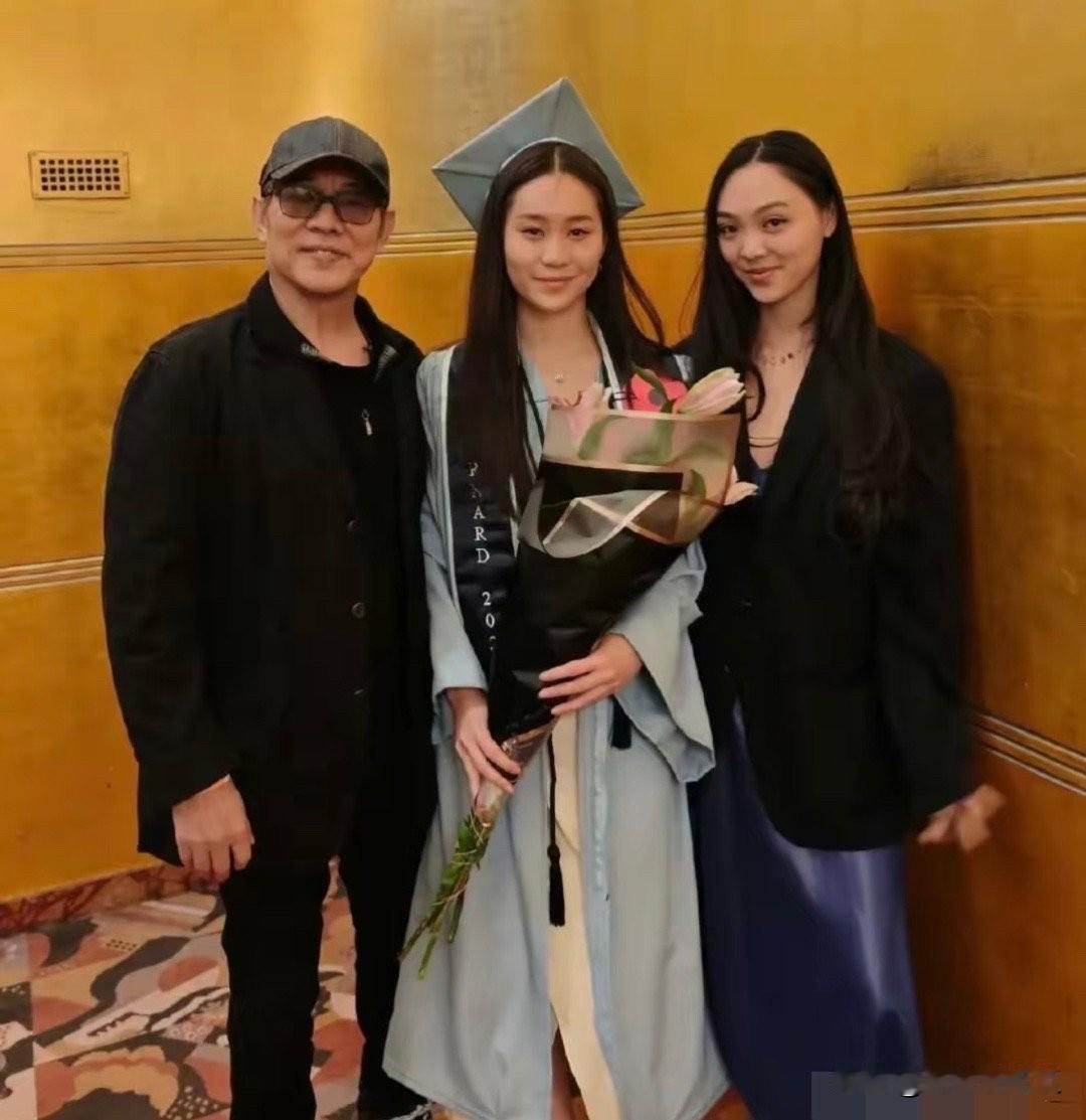 李连杰4个儿女现状
大女儿李思，1988年出生，今年37岁，已经结婚，从事幼儿教