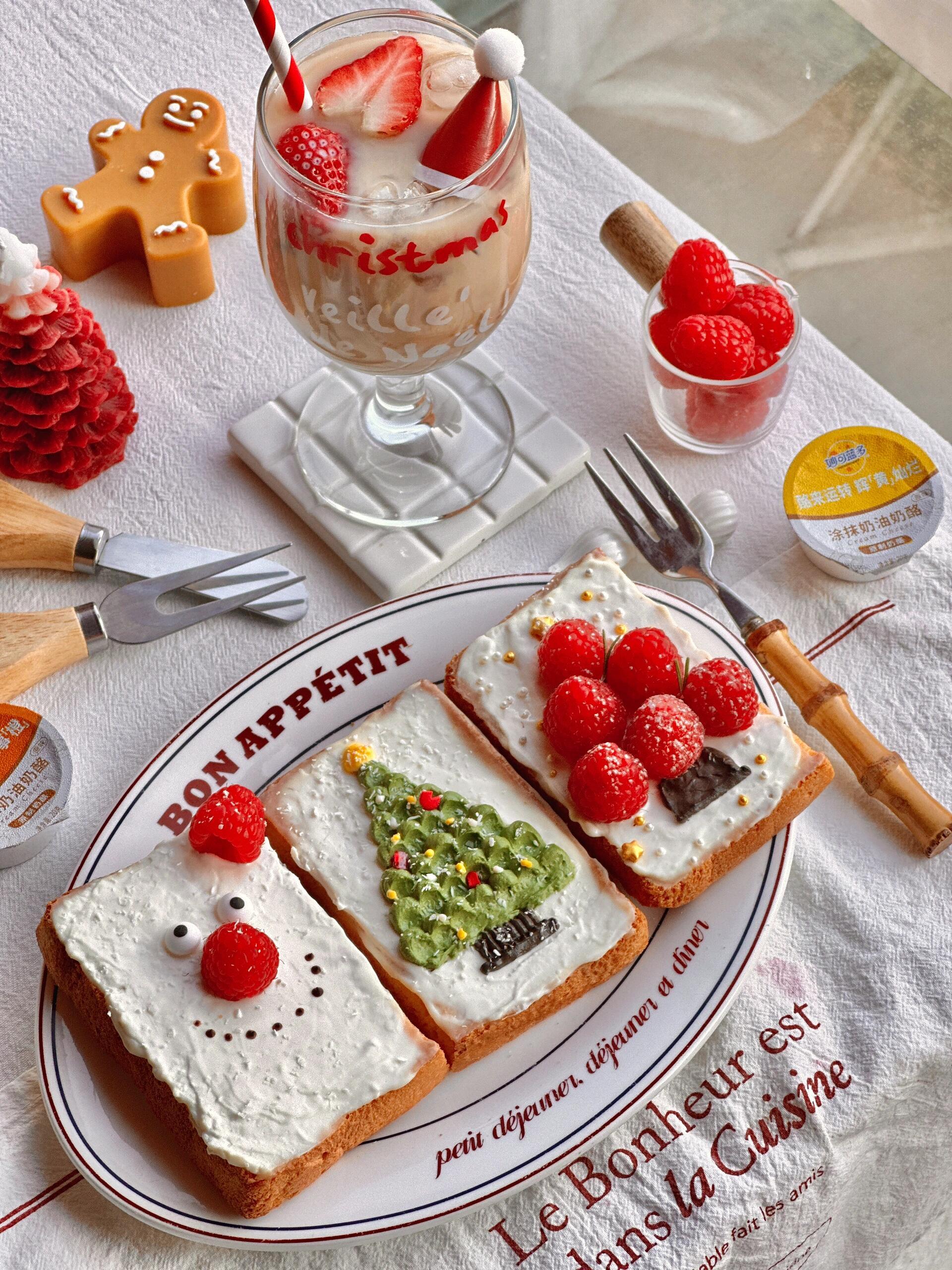 圣诞早餐灵感｜开放奶酪三明治三拼今天早餐做了3款圣诞吐司，每一款都可爱到舍不得吃