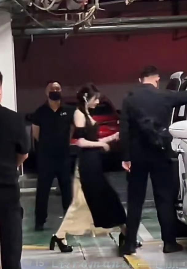 迪丽热巴中式露肩旗袍迪丽热巴开推中式旗袍look 哇 ​​​