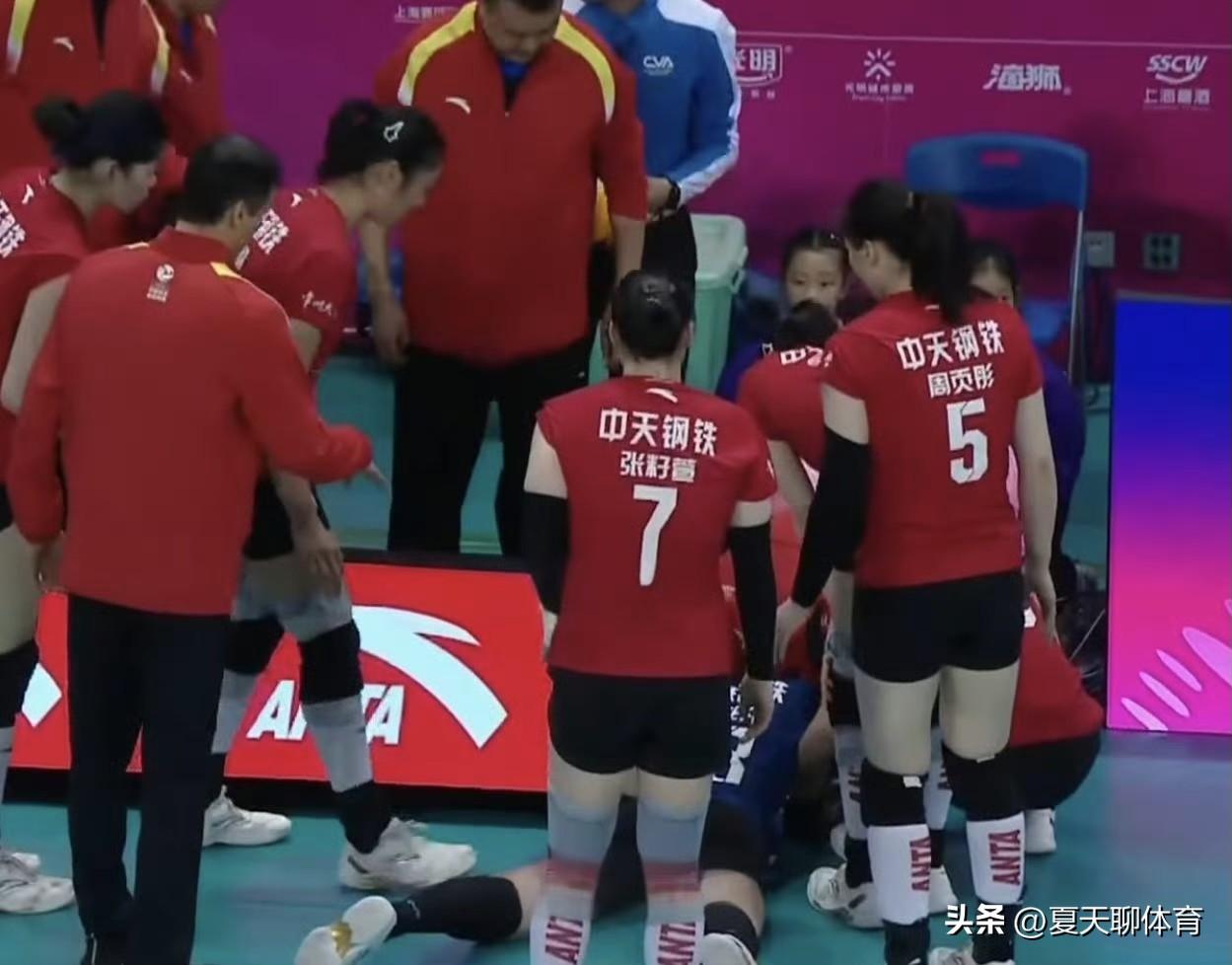 倪非凡救球时撞到腰了[流泪][流泪]第一局局末最后一分，倪非凡跟吴梦洁抢着救球，