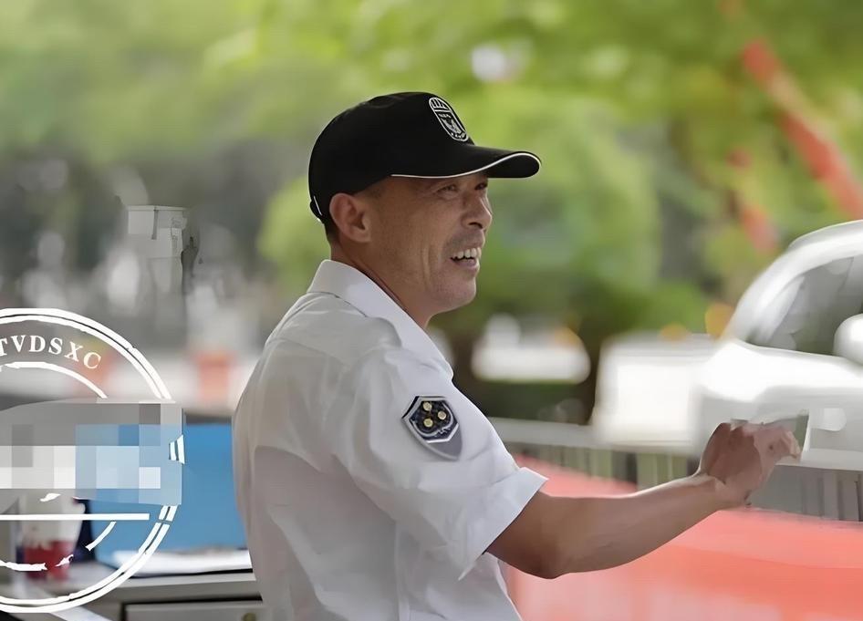 2018年，南昌1保安上班喝了点酒被物业开除。谁料，消息刚传出，小区1000多户