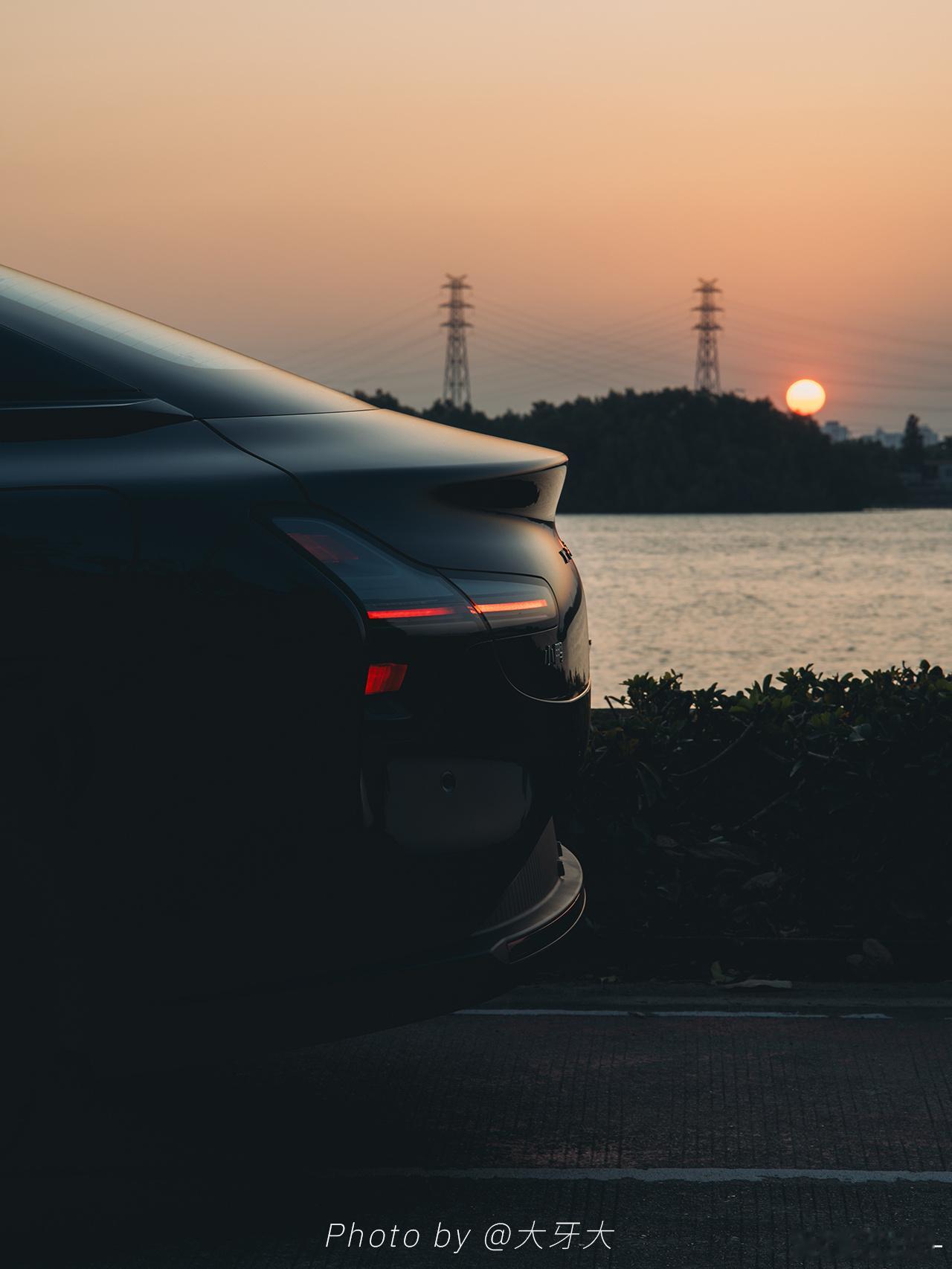 有车的第一个周末，去追日落，拍照！🚗🌅📸📸拍一组在海边与汽车的日落氛围感