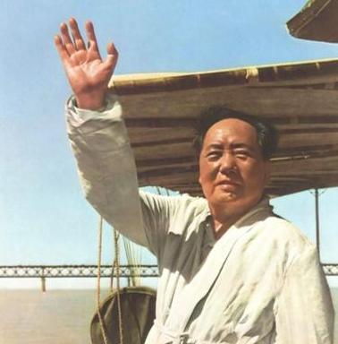 1957年，毛主席游泳后不慎患上重感冒，就连随行西医一时间也束手无策，最后还是经