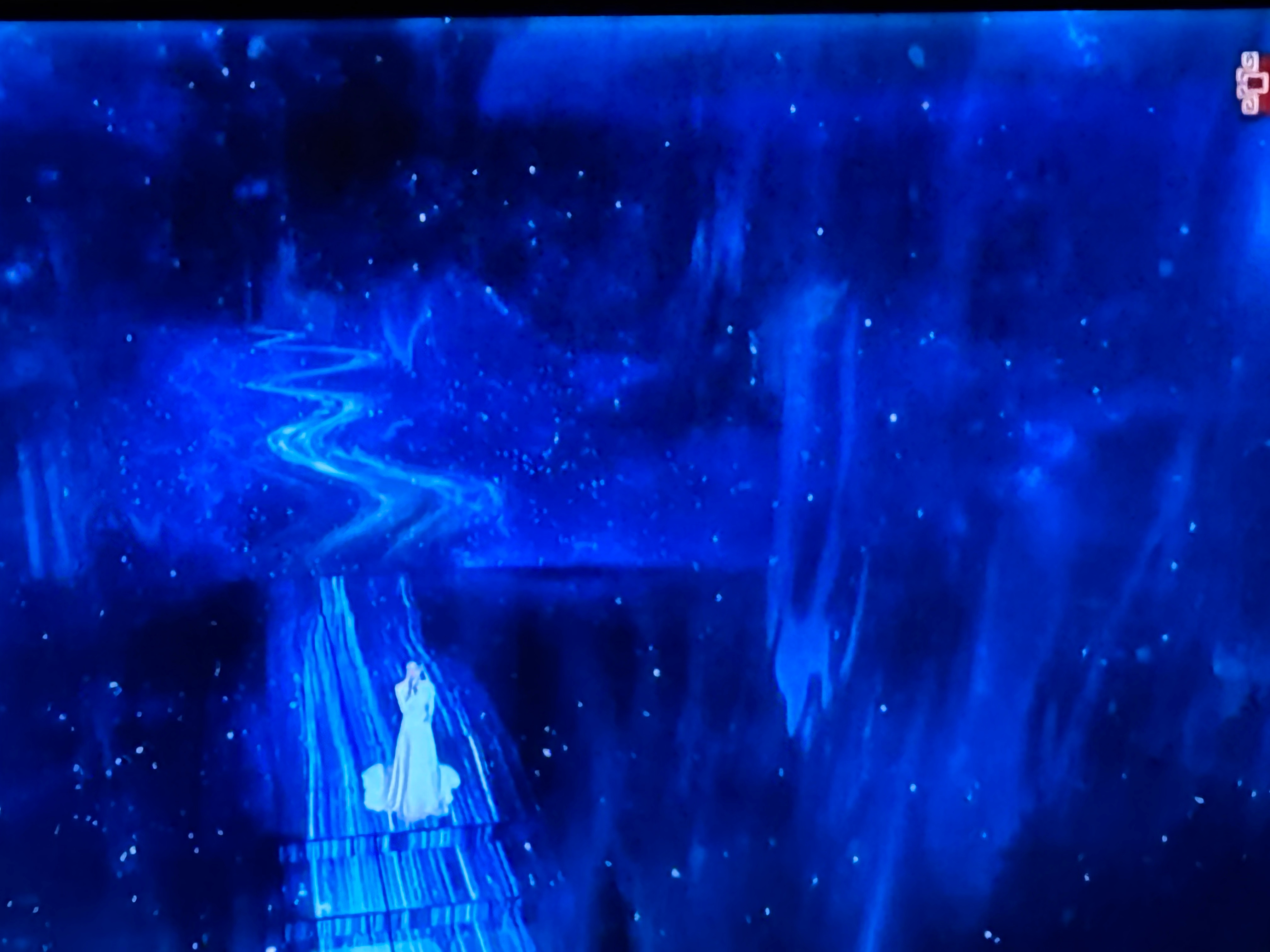 舞美很好，但人老了。可与比肩新人却不见 