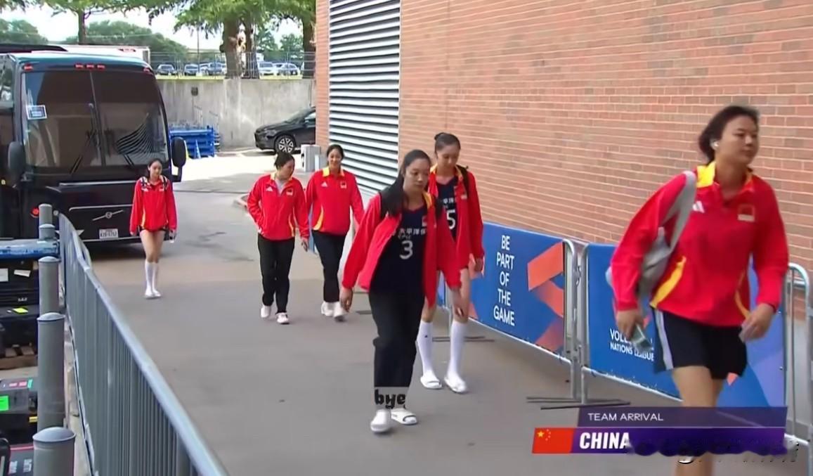 正在直播中国女排VS加拿大女排！中国女排冲击美国站2连胜，赢下加拿大女排，我们中