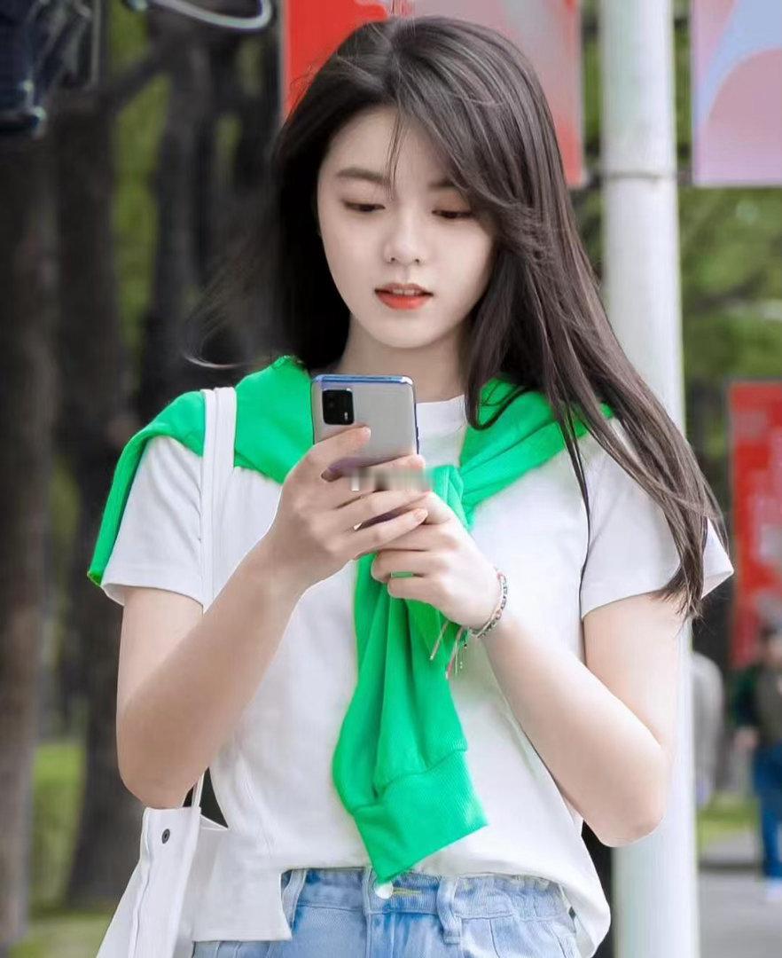 赵今麦侧边镂空衬衫 看了这组封面，我默默把衣柜里闲置的衬衫全翻出来了……原来侧边
