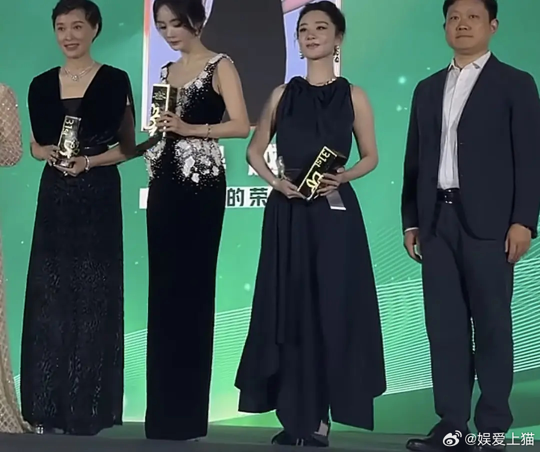 这是不是内娱女星拼命练肩颈想要的效果？脖颈修长，身姿挺拔，纤腰薄背，杨紫简直是内